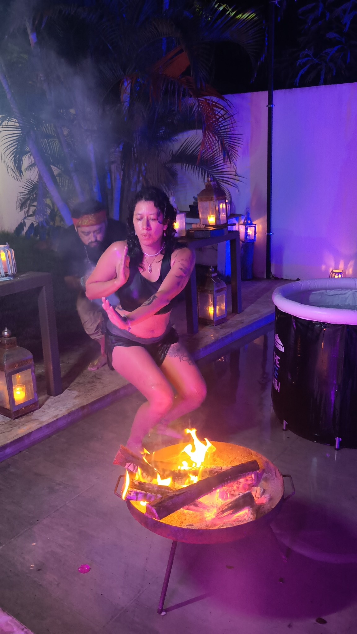Participante en movimiento frente al fuego durante Fire & Ice Experience